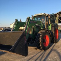 Traktor FENDT 818 VARIO  s sprednjim nakladalcem Stol